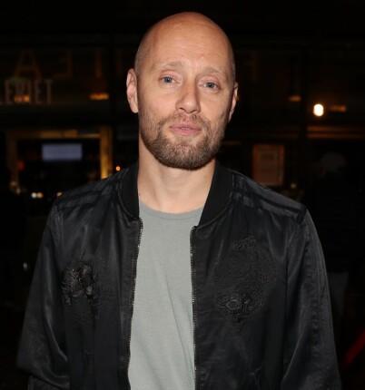 I OSLO: Aksel Hennie tok turen til folketeatret fredag kveld. Foto: Andreas Fadum I OSLO: Aksel Hennie tok turen til folketeatret fredag kveld. Foto: Andreas Fadum